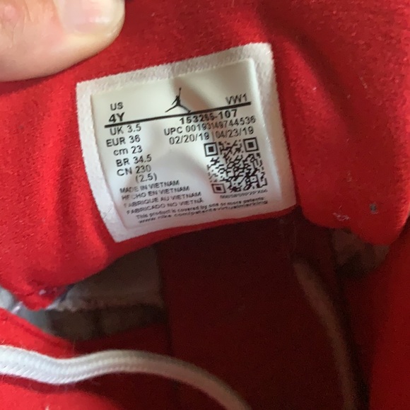 Boys Jordan sneakers - Picture 4 of 4